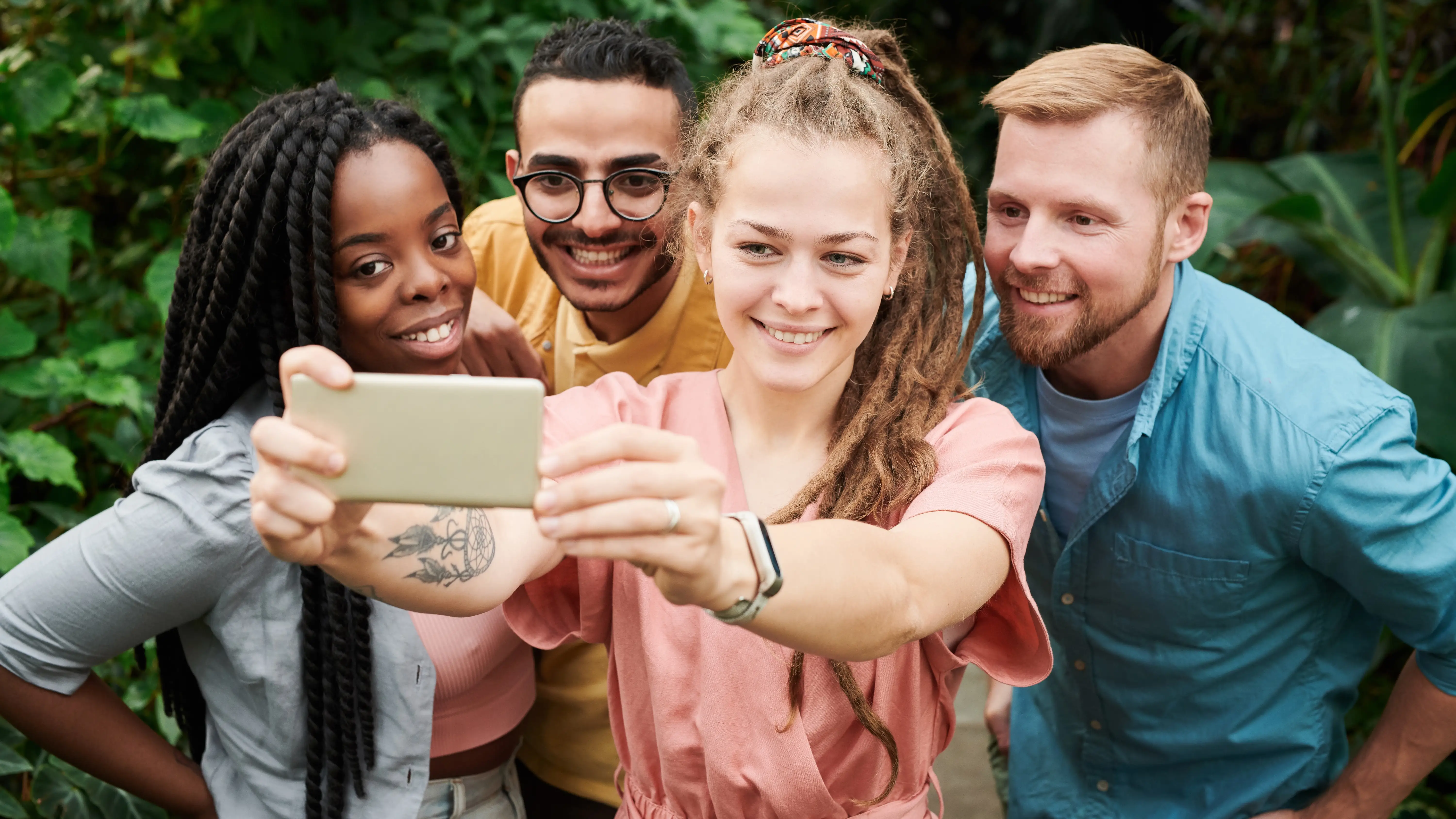 Jóvenes haciéndose una foto 'selfie' Jóvenes haciéndose una foto 'selfie'