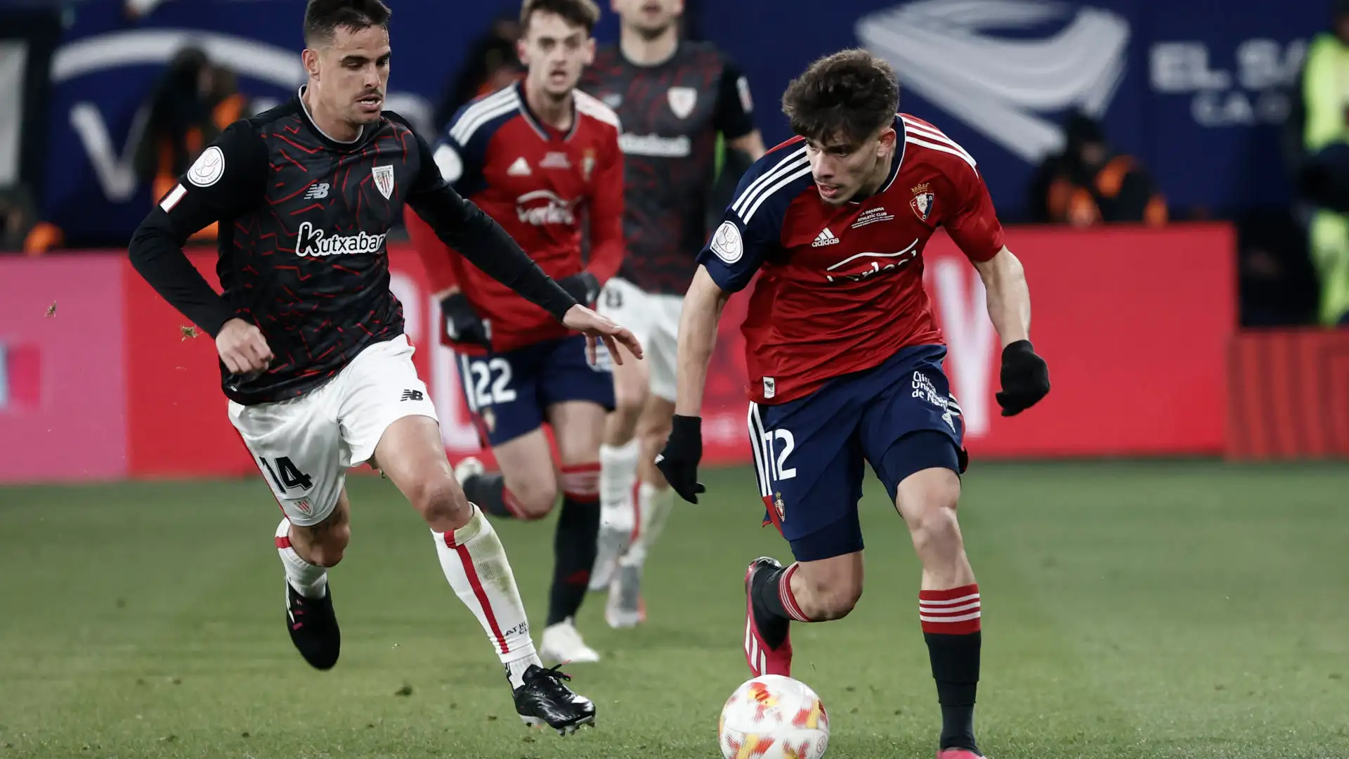 Abde conduce el bal&oacute;n en la ida de semifinales de Copa ante el Athletic