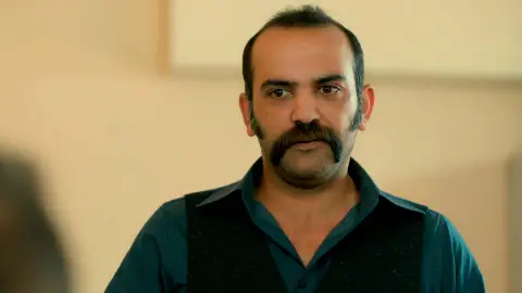 Vahap va a entregarse a la policía, pero termina acusando a Çolak Vahap va a entregarse a la policía, pero termina acusando a Çolak