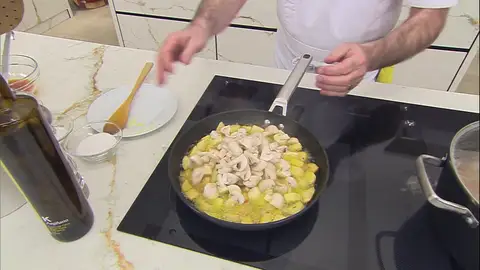 Agrégalos a las patatas, sazona y cocina todo Agrégalos a las patatas, sazona y cocina todo