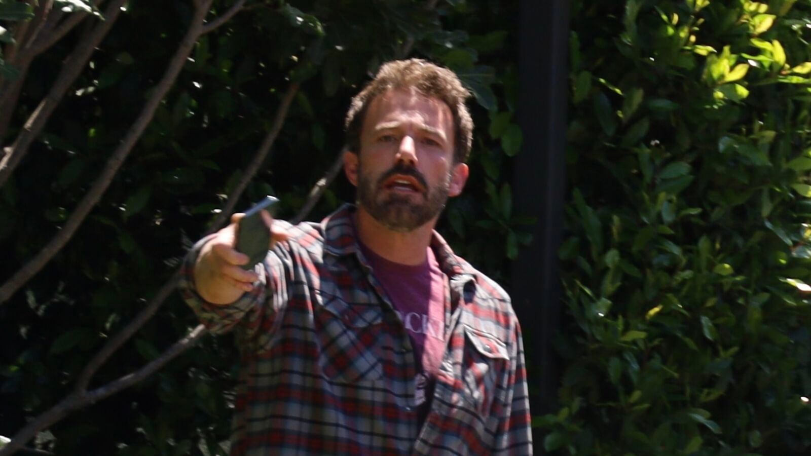 El vídeo de Ben Affleck desesperado al no poder sacar su coche aparcado entre dos vehículos