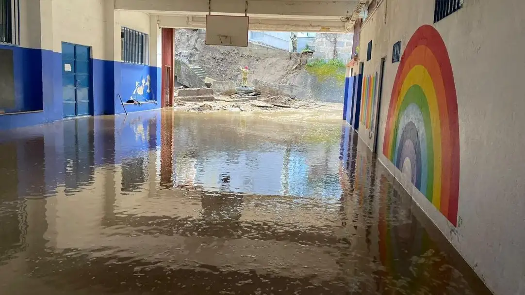 Colegio desalojado de Ourense por la caída de un muro Colegio desalojado de Ourense por la caída de un muro