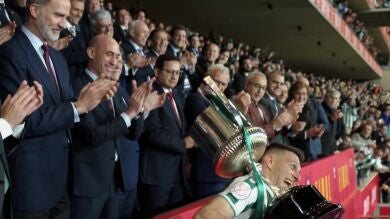 VÍDEO INÉDITO: Las palabras de Felipe VI a Joaquín al entregarle la Copa del Rey