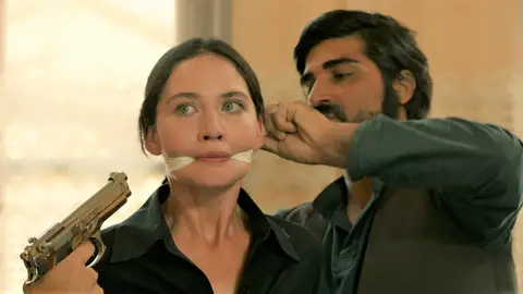 ¡Detienen a Betül!: Züleyha y sus amigos la acorralan en su escondite ¡Detienen a Betül!: Züleyha y sus amigos la acorralan en su escondite