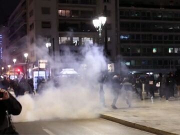 Disturbios en Atenas tras el trágico choque de trenes 