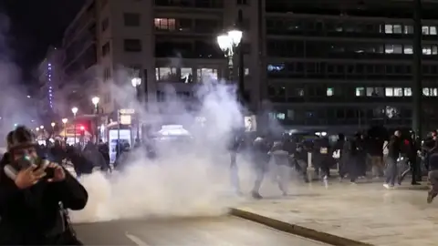 Disturbios en Atenas tras el trágico choque de trenes Disturbios en Atenas tras el trágico choque de trenes