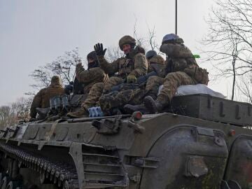 Militares ucranianos en Bajmut
