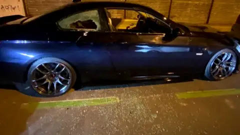 El coche destrozado El coche destrozado