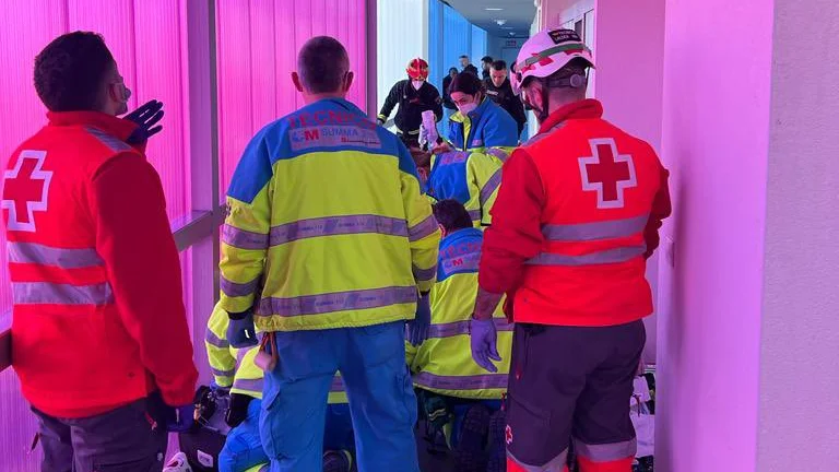 Dos heridos graves tras caer desde una altura de seis metros