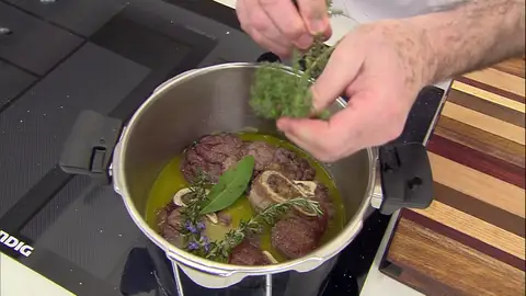 Añade la hoja de laurel, la rama de romero y las ramas de tomillo Añade la hoja de laurel, la rama de romero y las ramas de tomillo