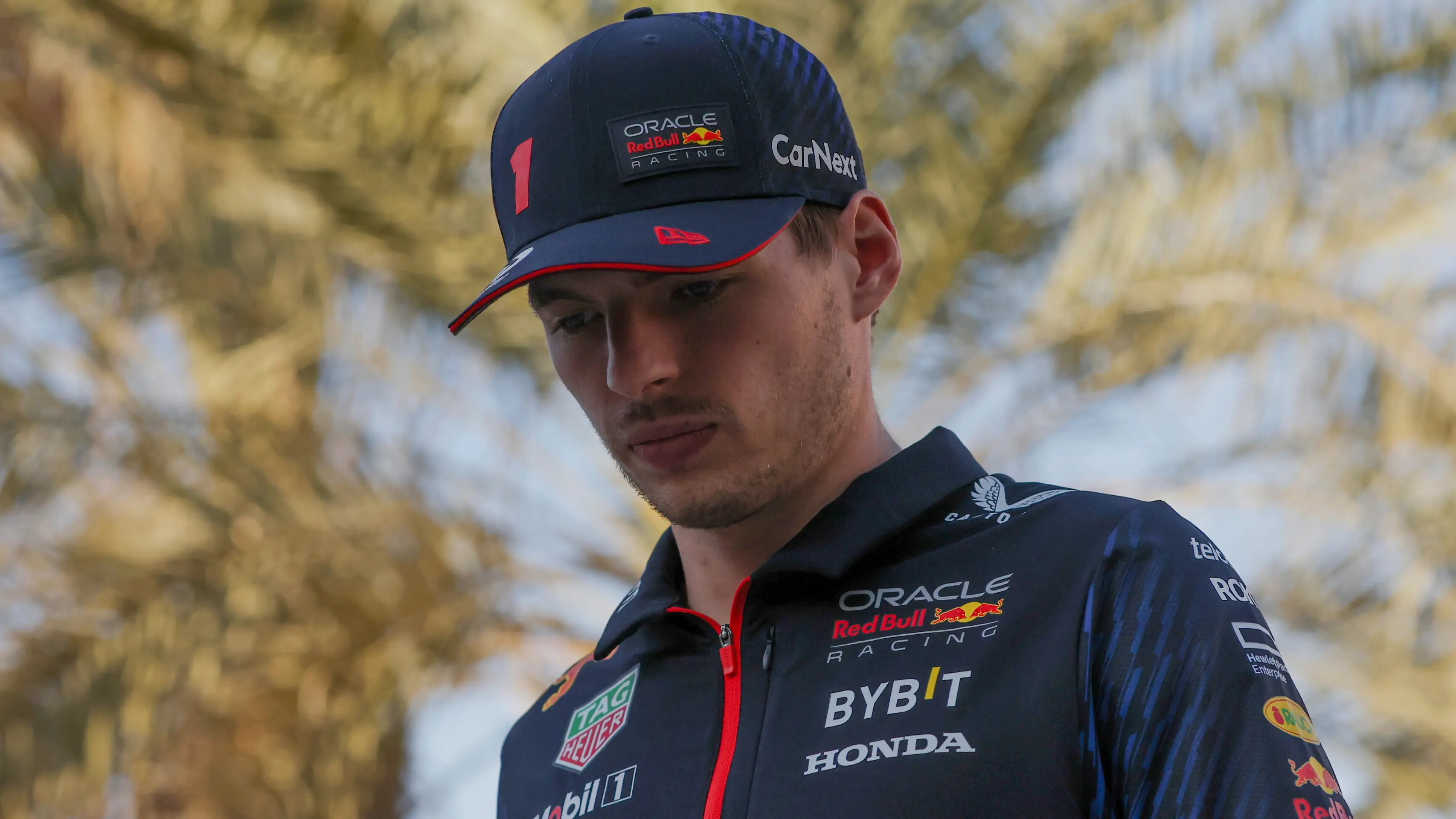 Max Verstappen llegando al trazado de Sakhir
