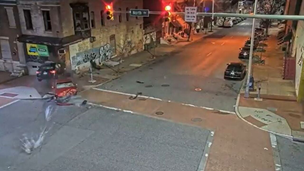 Roba un coche, provoca un accidente, atropella a un peatón y se estrella contra un edificio que acaba sepultándole