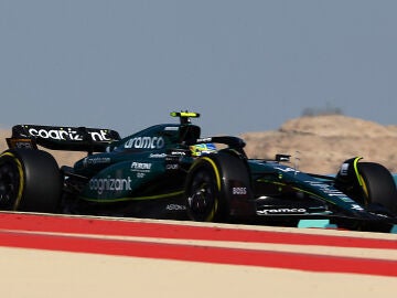 Fernando Alonso piloto el AMR23 en los primeros libres del GP de Bahréin en Sakhir