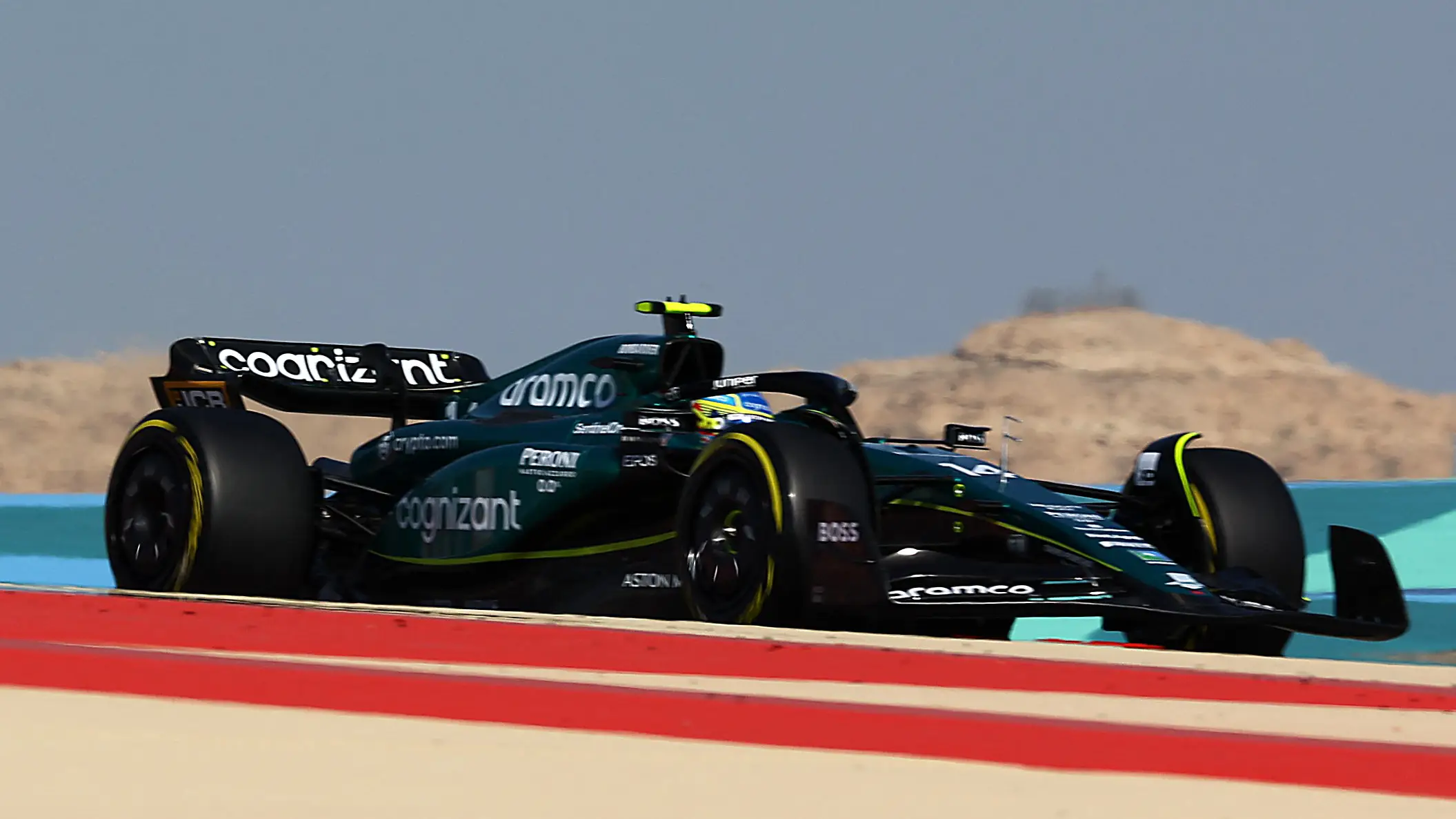 Fernando Alonso piloto el AMR23 en los primeros libres del GP de Bahr&eacute;in en Sakhir