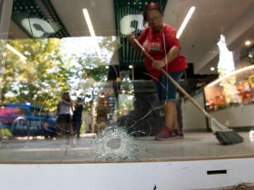 Un impacto de bala en el supermercado de la familia de Antonela Roccuzzo, pareja de Leo Messi