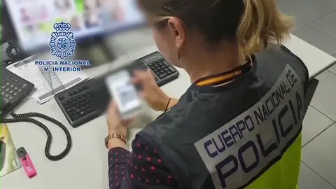 Una agente de la policía Una agente de la policía