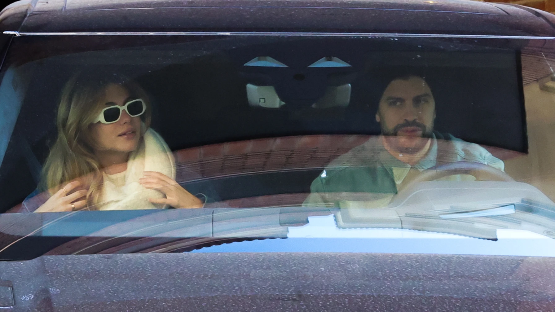 Piqu&eacute; y Clara Ch&iacute;a en el coche