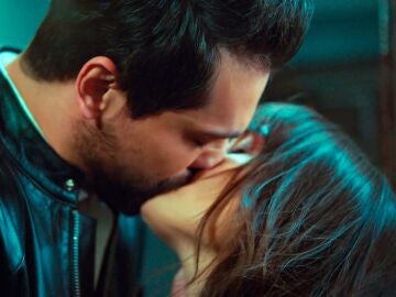 Zeynep se deja llevar por sus sentimientos hacia Alihan&hellip; &iexcl;Se funden en un nuevo beso! 