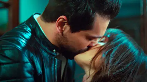Zeynep se deja llevar por sus sentimientos hacia Alihan… ¡Se funden en un nuevo beso! Zeynep se deja llevar por sus sentimientos hacia Alihan… ¡Se funden en un nuevo beso!