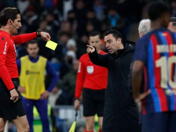 Munuera Montero muestra la cartulina amarrilla a Xavi en el Bernabéu