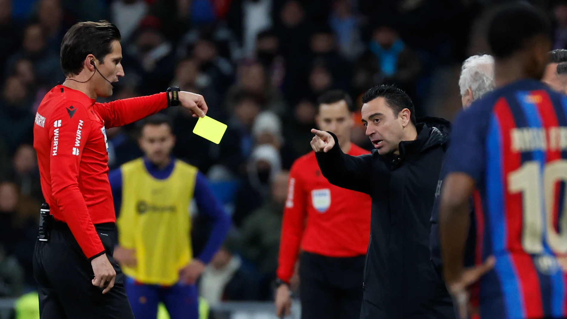 Munuera Montero muestra la cartulina amarrilla a Xavi en el Bernabéu