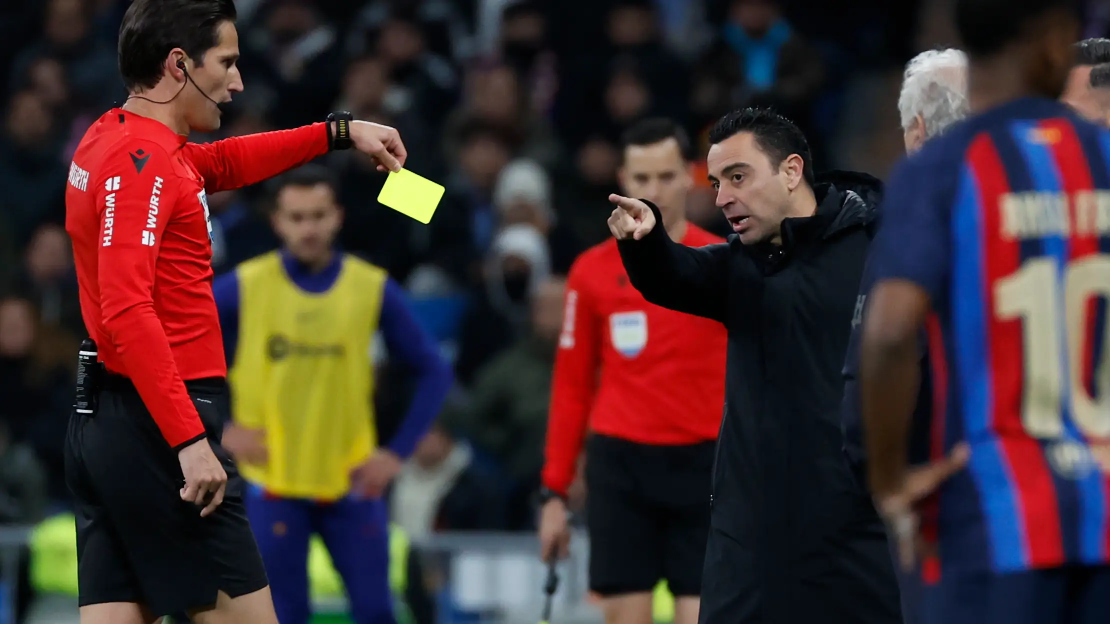 Munuera Montero muestra la cartulina amarrilla a Xavi en el Bernab&eacute;u