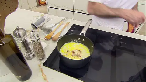 Sazona y agrega la nuez moscada y la polenta Sazona y agrega la nuez moscada y la polenta