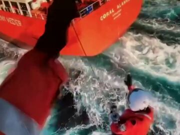 Rescatan a un tripulante a 40 millas de las Islas Cíes