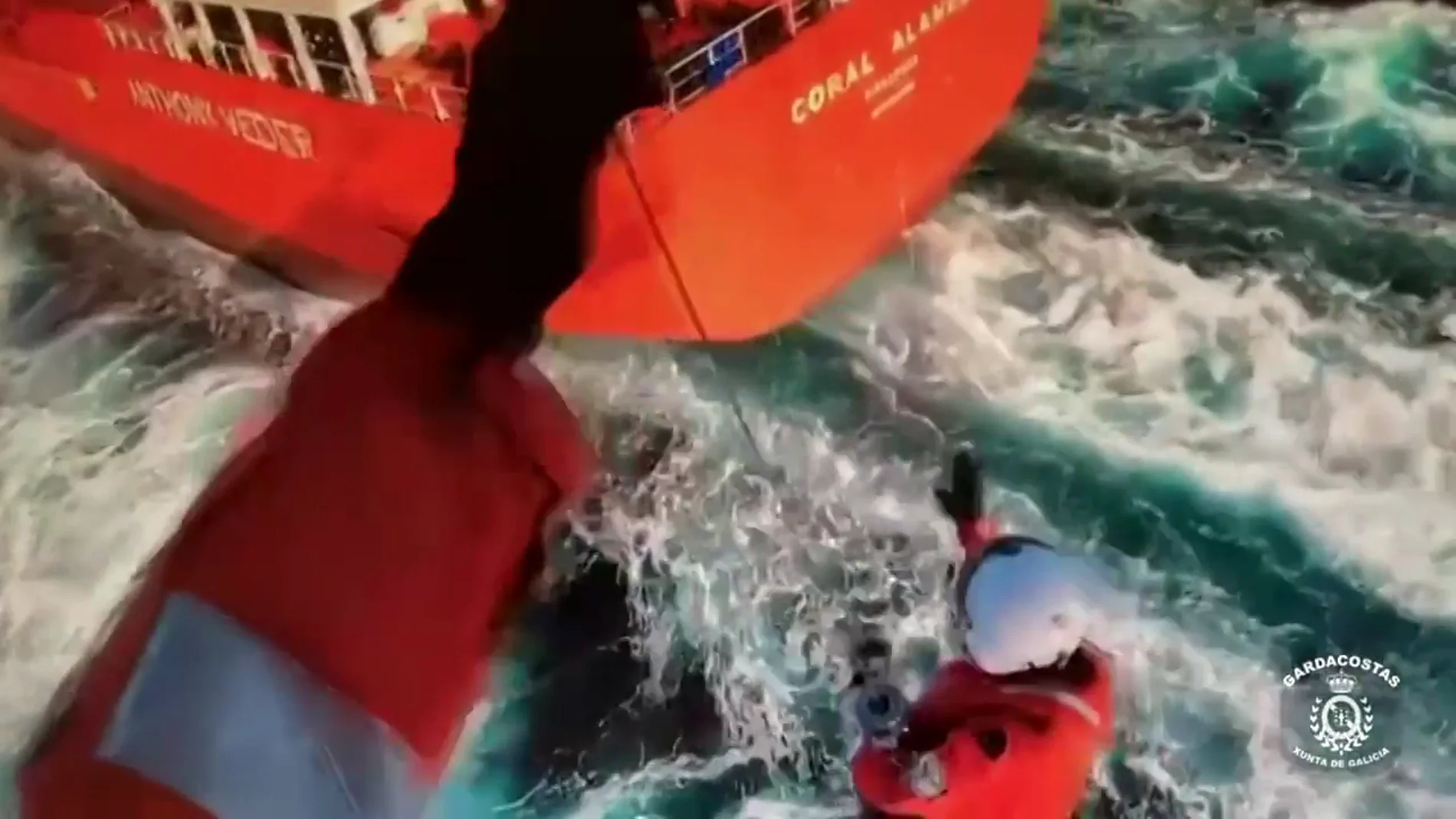 Rescatan a un tripulante a 40 millas de las Islas Cíes