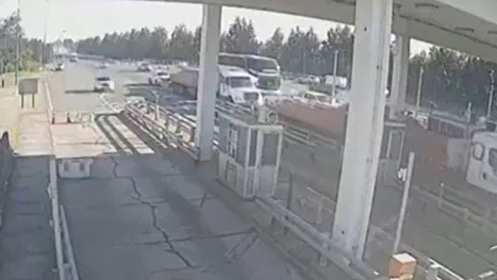 Impactantes imágenes de un accidente de coche: se estrella contra un peaje a 220 km por hora