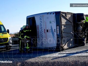 Vuelca un autobús en el que viajaban 25 menores y dos adultos de un club de baloncesto en Albacete