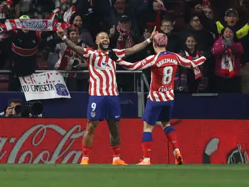 Memphis celebra uno de sus dos goles ante el Sevilla Memphis celebra uno de sus dos goles ante el Sevilla