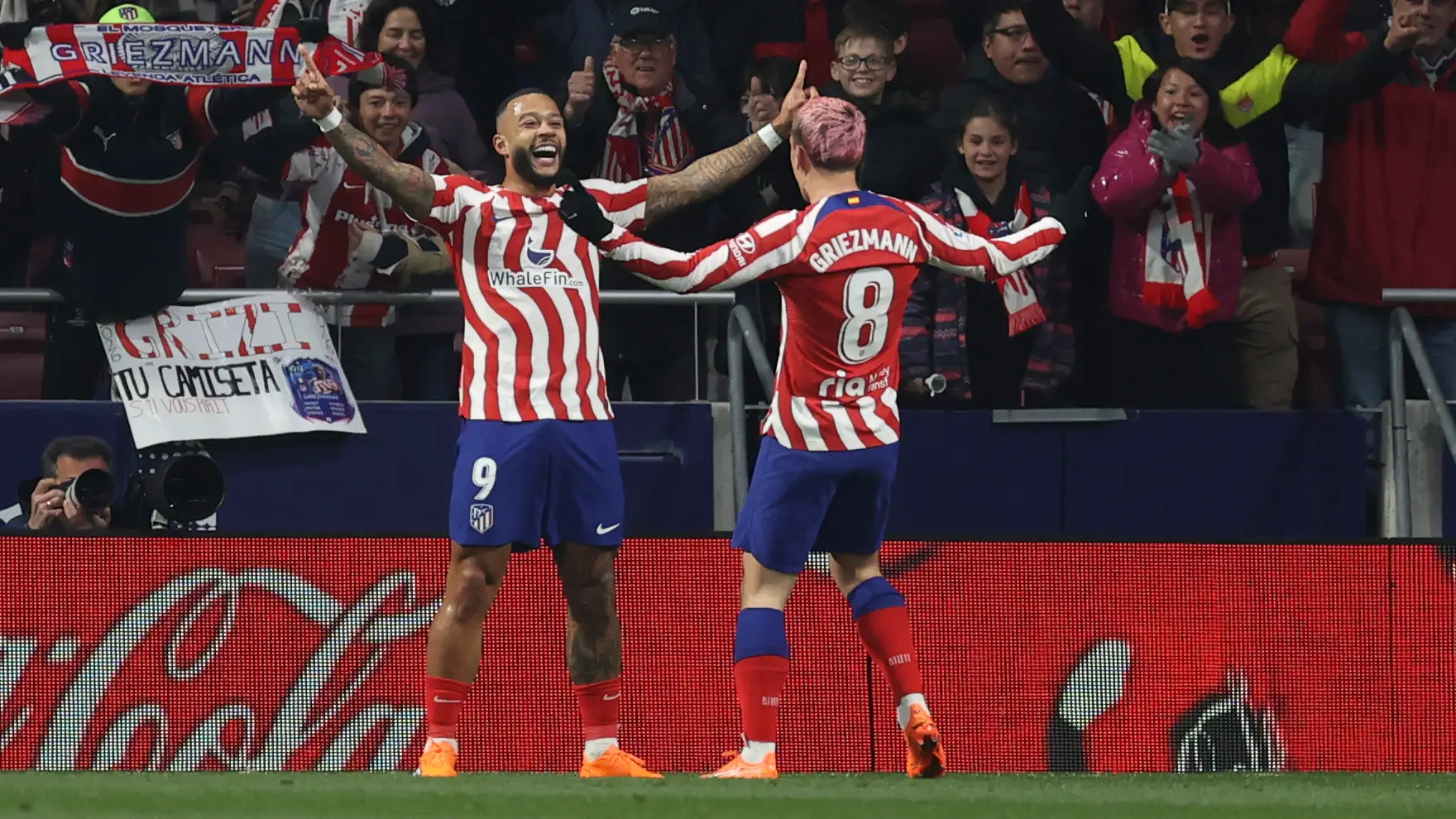 Memphis celebra uno de sus dos goles ante el Sevilla Memphis celebra uno de sus dos goles ante el Sevilla