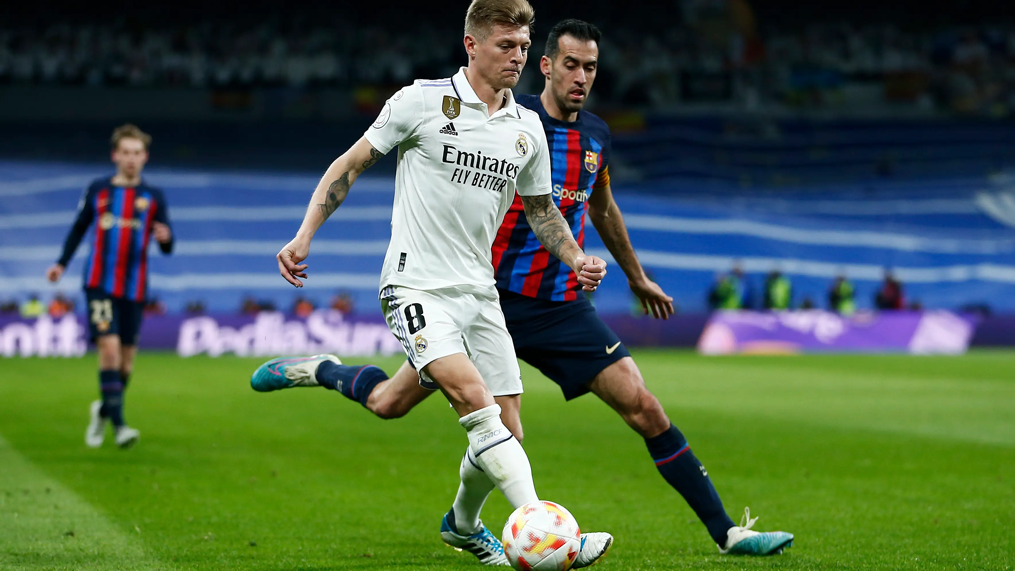 Toni Kroos controla un balón delante de Sergi Busquets Toni Kroos controla un balón delante de Sergi Busquets