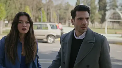 Ceylin e Ilgaz descubren que Yekta ejerce como abogado sin haber terminado la carrera, pero él no está dispuesto a que su secreto salga a la luz Ceylin e Ilgaz descubren que Yekta ejerce como abogado sin haber terminado la carrera, pero él no está dispuesto a que su secreto salga a la luz