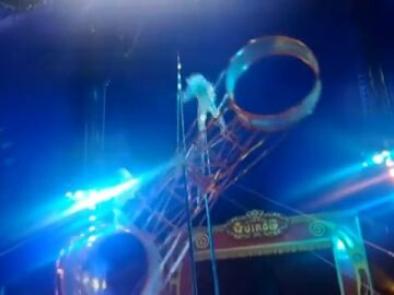 Vídeo: un trapecista cae desde una altura de siete metros de altura en mitad de un espectáculo