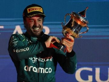 Fernando Alonso alzando el trofeo por su tercer puesto en el GP de Bahréin 2023