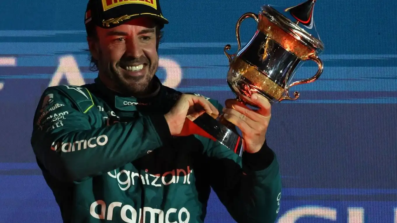 Fernando Alonso alzando el trofeo por su tercer puesto en el GP de Bahréin 2023 Fernando Alonso alzando el trofeo por su tercer puesto en el GP de Bahréin 2023
