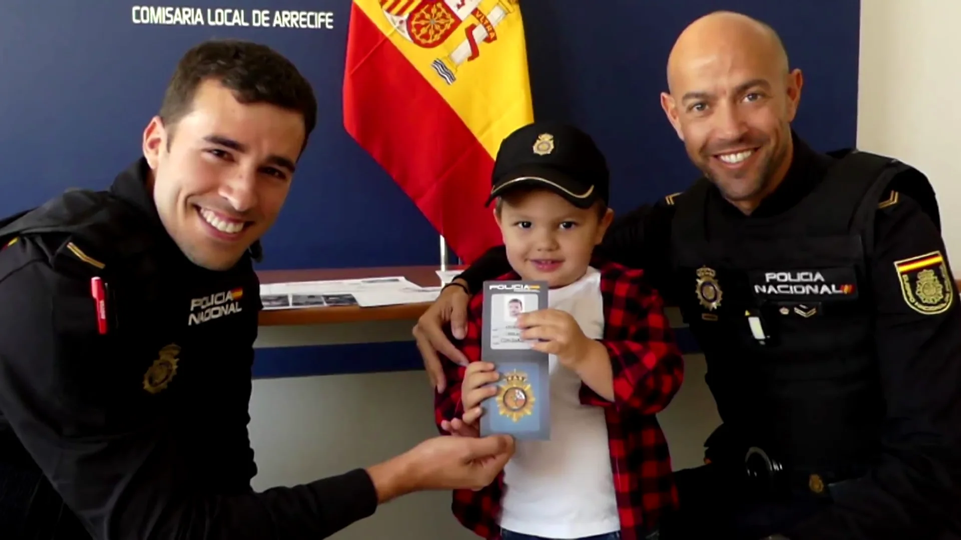 Los dos agentes de la Policía Nacional que le salvaron la vida al pequeño de 3 años Dos policías salvan la vida a un niño de tres años que entró en parada cardiorrespiratoria