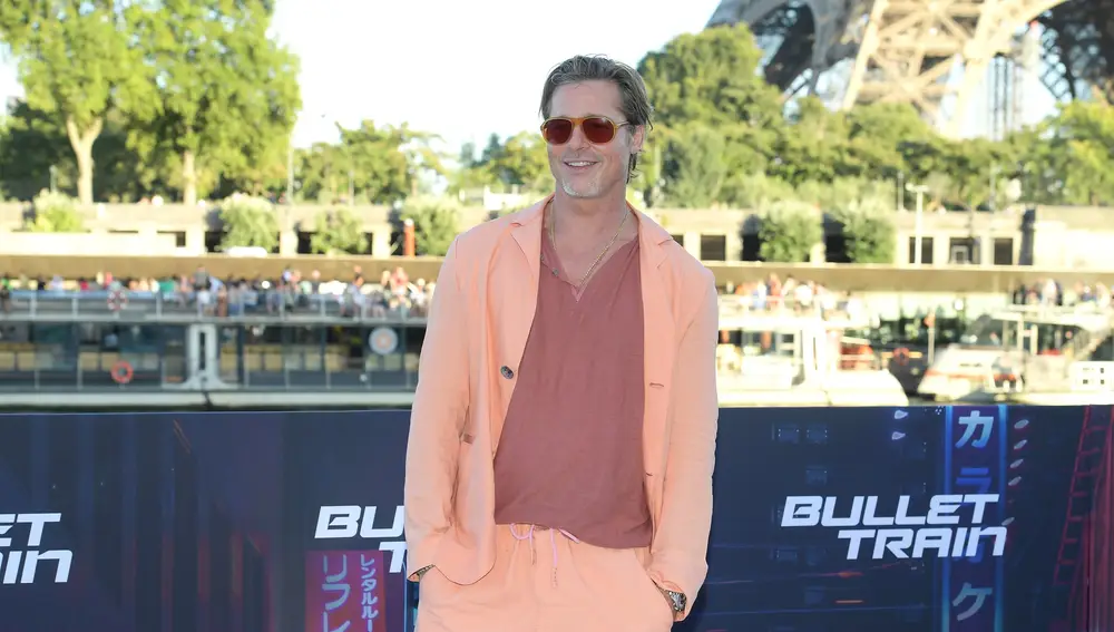 Brad Pitt con un traje melocotón en la presentación de 'Bullet train' en París