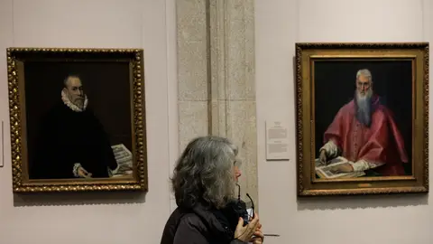 Imagen de archivo de una mujer visita la exposición Frick Collection Imagen de archivo de una mujer visita la exposición Frick Collection