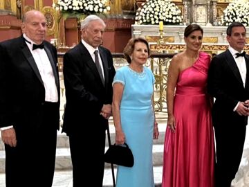 Mario Vargas Llosa se convierte en el rey de la pista de baile a ojos de su exmujer en la boda de su nieta