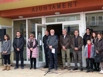 El alcalde de Camarles (Tarragona), Ramón Brull, junto a varios vecinos guarda un minuto de silencio