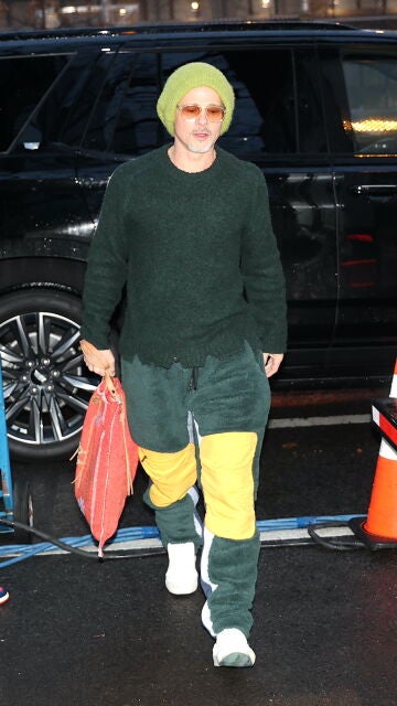 Brad Pitt con un look sport de borrego
