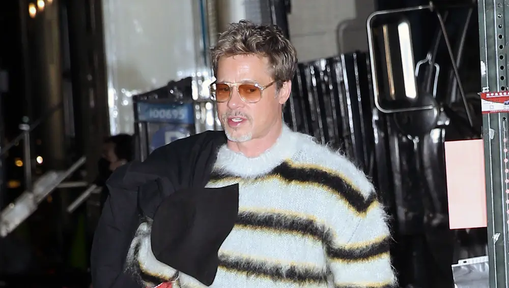 Brad Pitt con un jersey de rayas con pelo