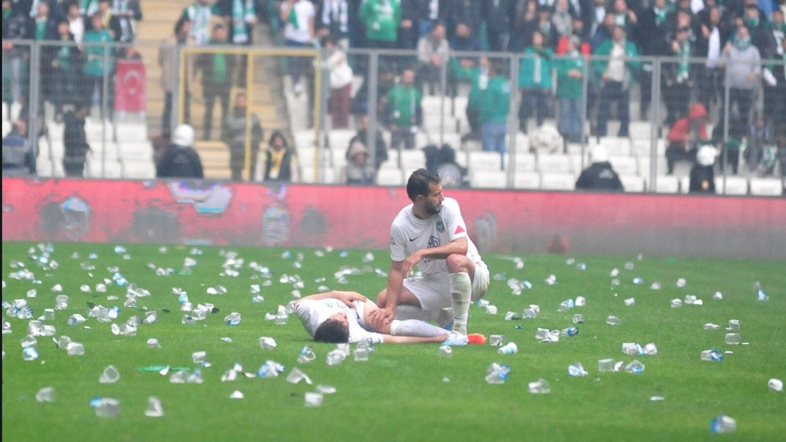 Las terribles imágenes de los graves incidentes en el fútbol turco