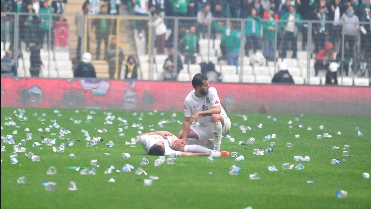 Una botella impactó en un jugador del Amedspor Un jugador del Amedspor ayuda a un compañero