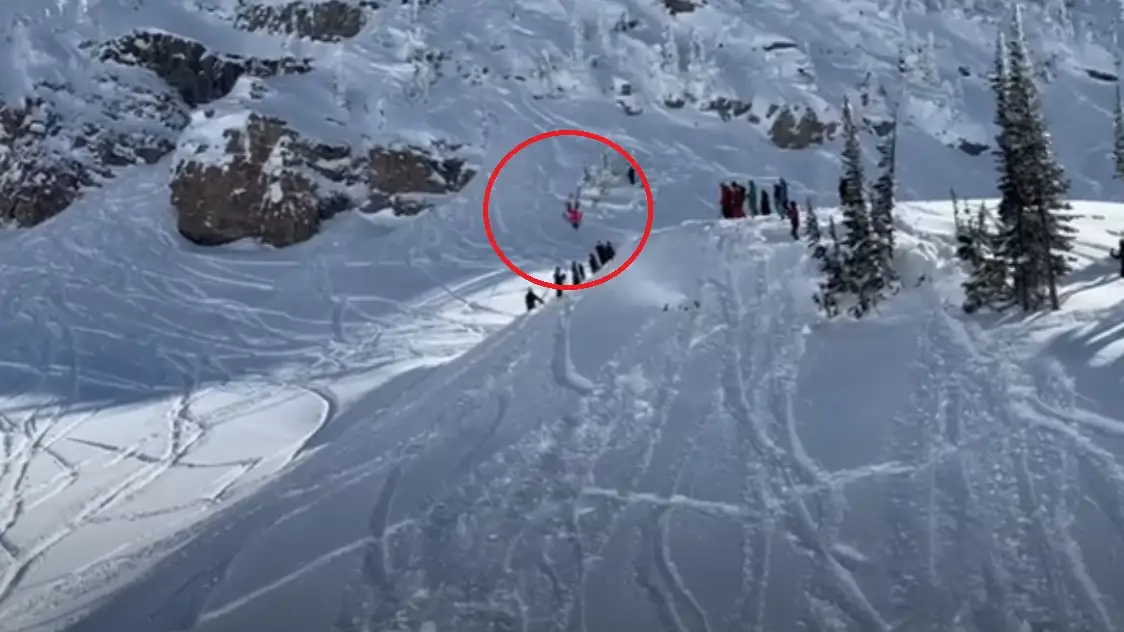 Rylee Watson ejecuta un doble backflip Rylee Watson ejecuta un doble backflip