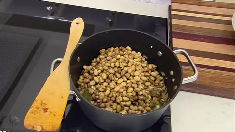 Cúbrelas con agua, sazónalas, tapa y cuécelas Cúbrelas con agua, sazónalas, tapa y cuécelas