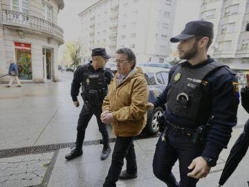 Dos agentes de Policía Nacional llevan a José Luis Abet, acusado del crimen de Valga